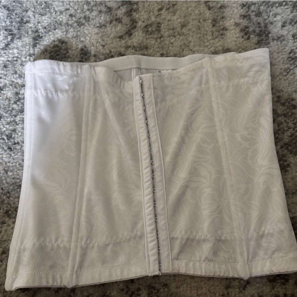 NWOT Maidenform Firm Control Shapewear Waist Cincher White Size: Medium